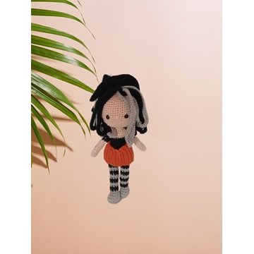 Peluche muñeca bruja hecho a mano a ganchillo (amigurumi). - Imagen 1