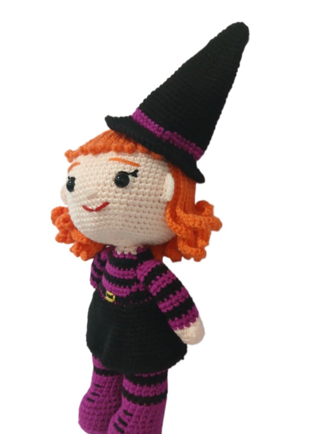 Peluche muñeca bruja hecho a mano a ganchillo (amigurumi). - Imagen 2
