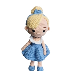 Peluche muñeca Cenicienta princesa Disney hecha a mano a ganchillo (amigurumi). - Imagen 1