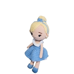 Peluche muñeca Cenicienta princesa Disney hecha a mano a ganchillo (amigurumi). - Imagen 2