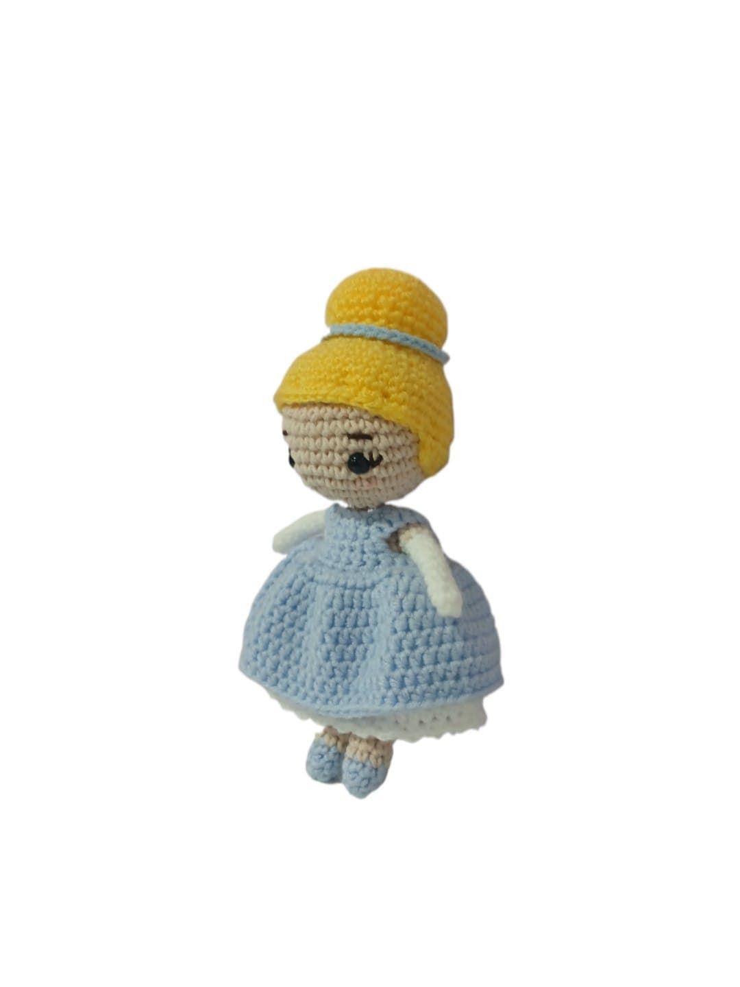 Peluche muñeca Cenicienta princesa Disney hecha a mano a ganchillo (amigurumi). - Imagen 2