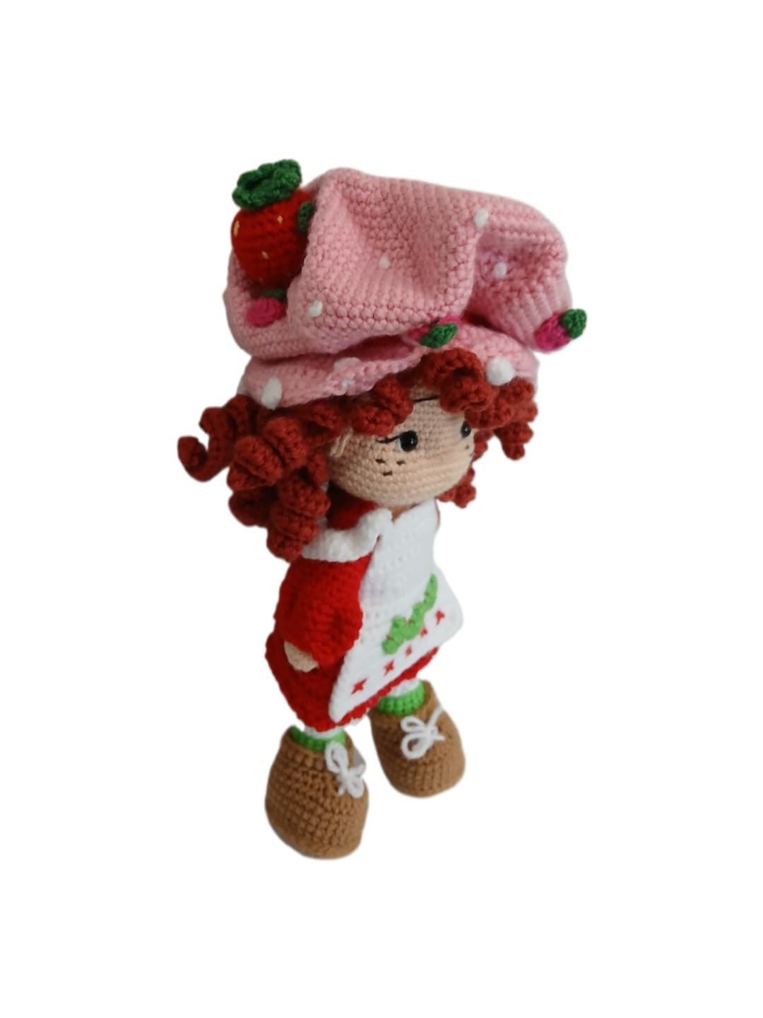 Peluche muñeca fresita hecho a mano a ganchillo (amigurumi). - Imagen 3