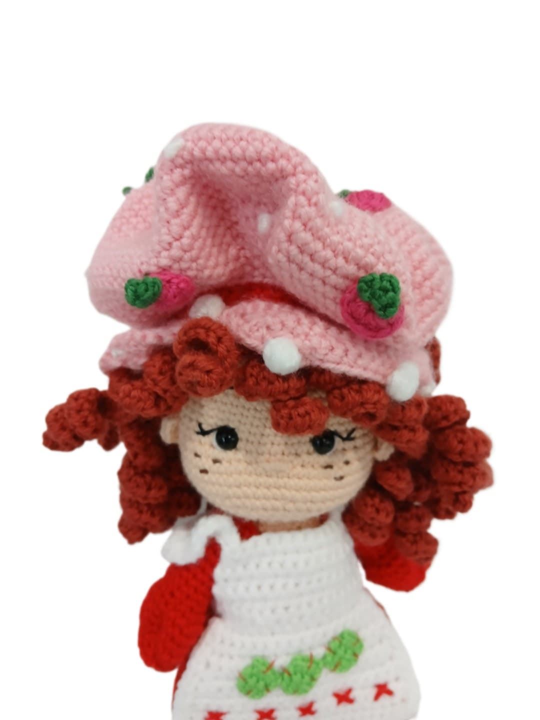 Peluche muñeca fresita hecho a mano a ganchillo (amigurumi). - Imagen 4