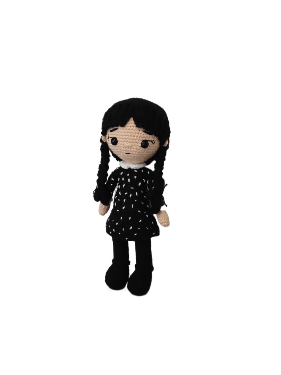 Peluche muñeca miercoles hecho a mano a ganchillo (amigurumi). - Imagen 2