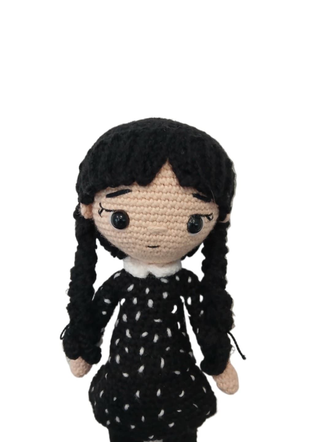 Peluche muñeca miercoles hecho a mano a ganchillo (amigurumi). - Imagen 4