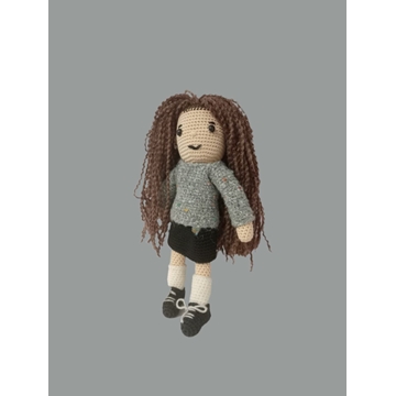 Peluche muñeca vestido negro gris hecho a mano a ganchillo (amigurumi). - Imagen 1