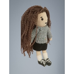 Peluche muñeca vestido negro gris hecho a mano a ganchillo (amigurumi). - Imagen 2