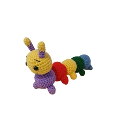 Peluche oruga hecho a mano a ganchillo (amigurumi). - Imagen 1