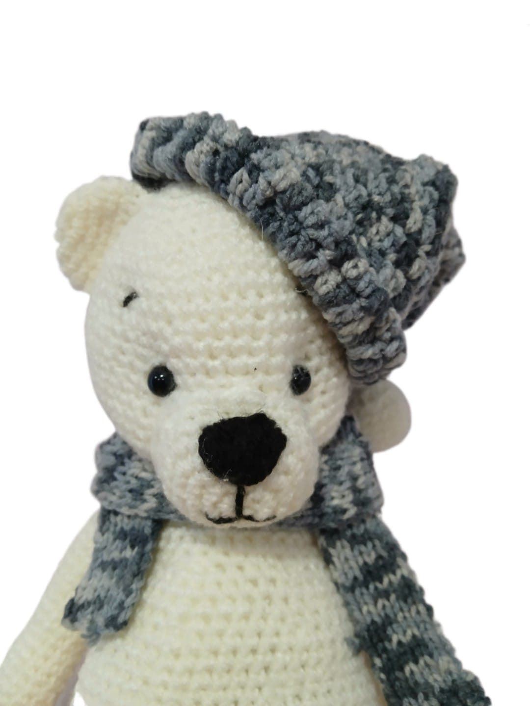 Peluche oso friolero con gorro y bufanda hecho a mano a ganchillo (amigurumi). - Imagen 4