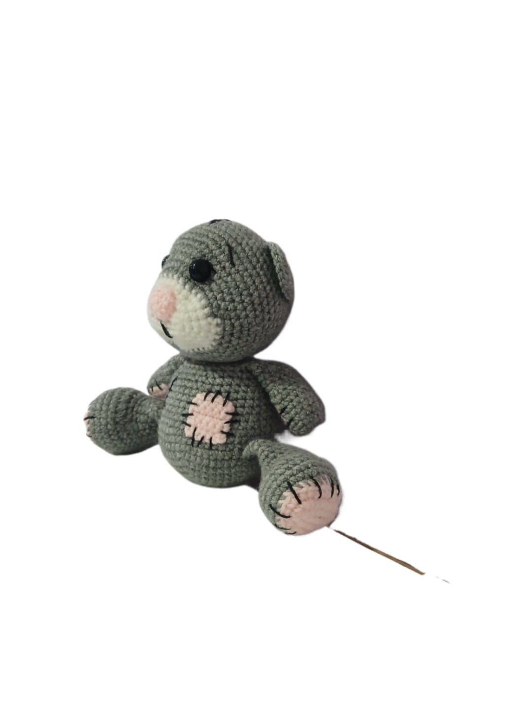 Peluche oso gris con cicatrices hecho a mano a ganchillo (amigurumi). - Imagen 2