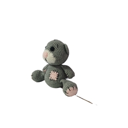 Peluche oso gris con cicatrices hecho a mano a ganchillo (amigurumi). - Imagen 2