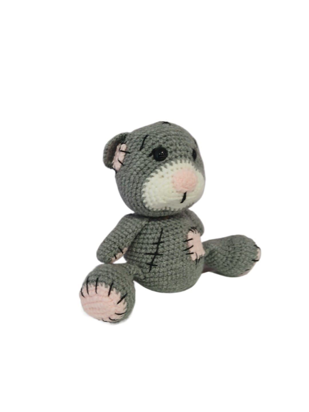 Peluche oso gris con cicatrices hecho a mano a ganchillo (amigurumi). - Imagen 3