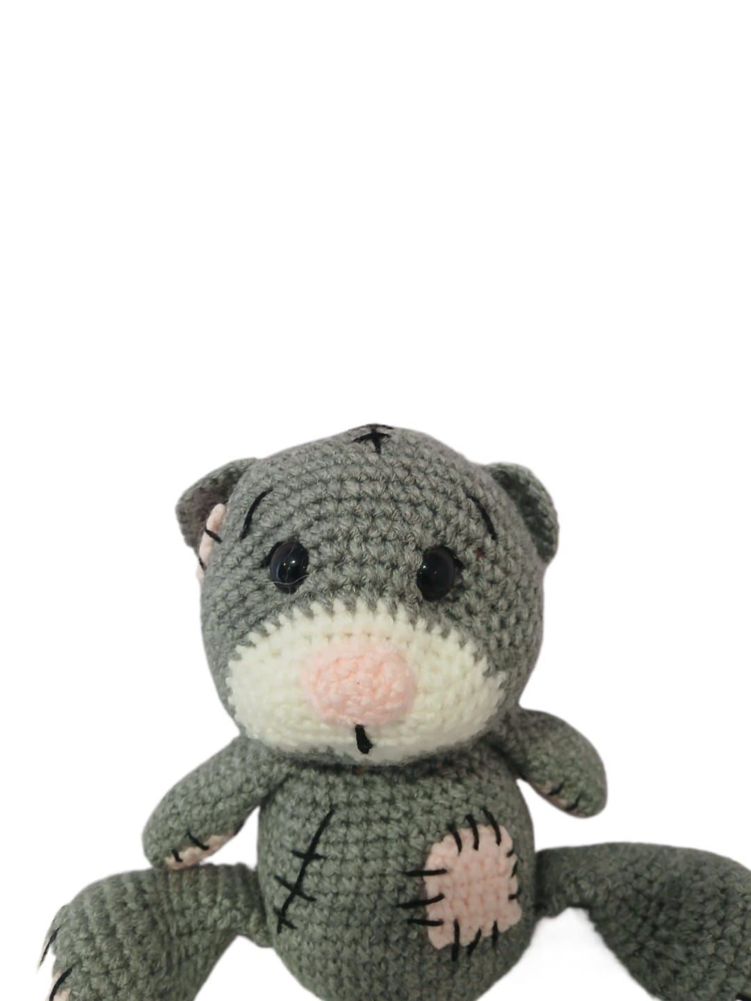 Peluche oso gris con cicatrices hecho a mano a ganchillo (amigurumi). - Imagen 4