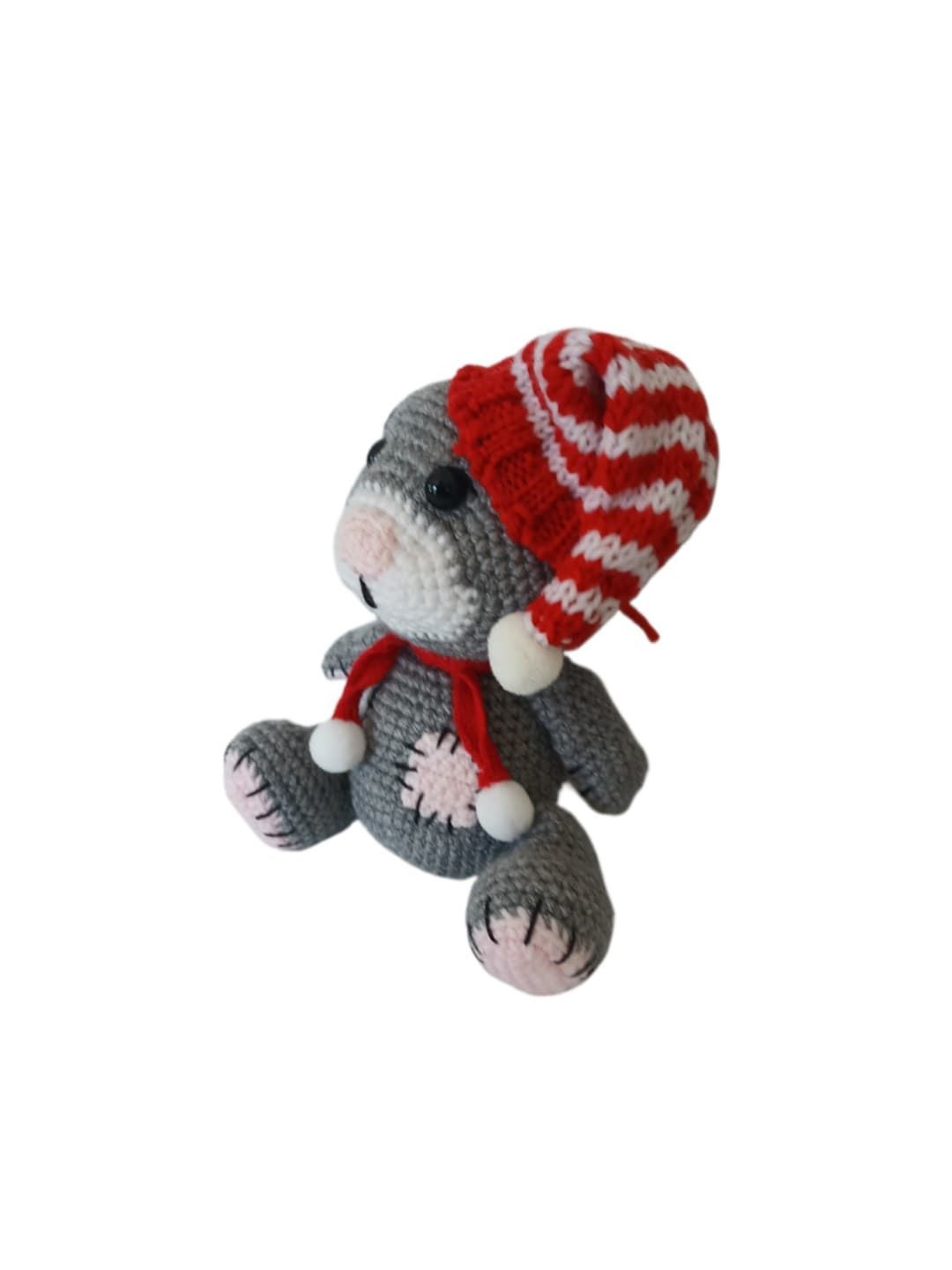 Peluche oso gris con cicatrices navidad navideñohecho a mano a ganchillo (amigurumi). - Imagen 3