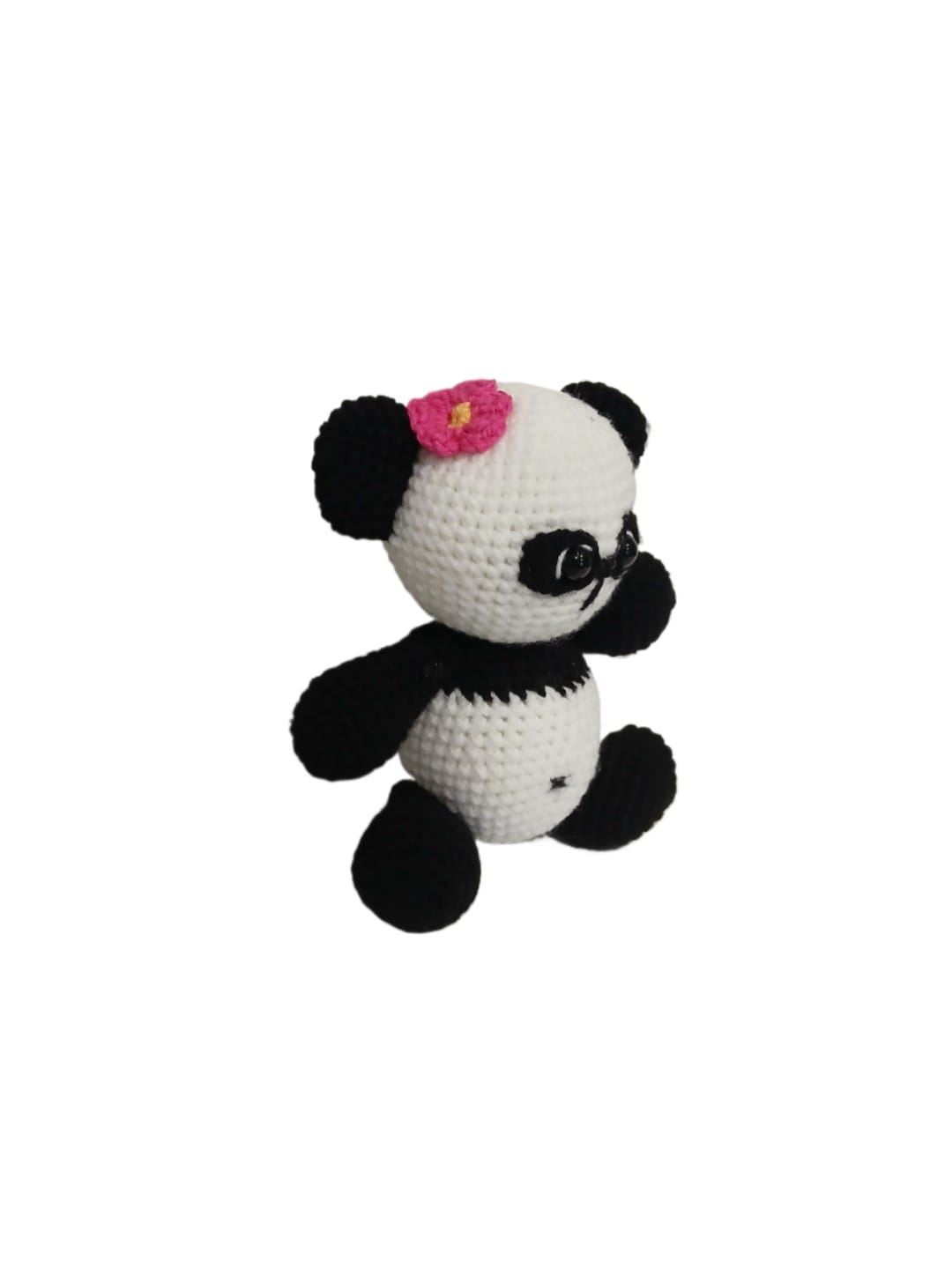Peluche oso panda con flor fucsia hecho a mano a ganchillo (amigurumi). - Imagen 3