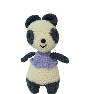 Peluche oso panda con vestido lila hecho a mano a ganchillo (amigurumi). - Imagen 1