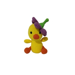 Peluche pato con flor lana chenille hecho a mano a ganchillo (amigurumi). - Imagen 1