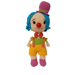 Peluche payaso hecho a mano a ganchillo (amigurumi). - Imagen 1