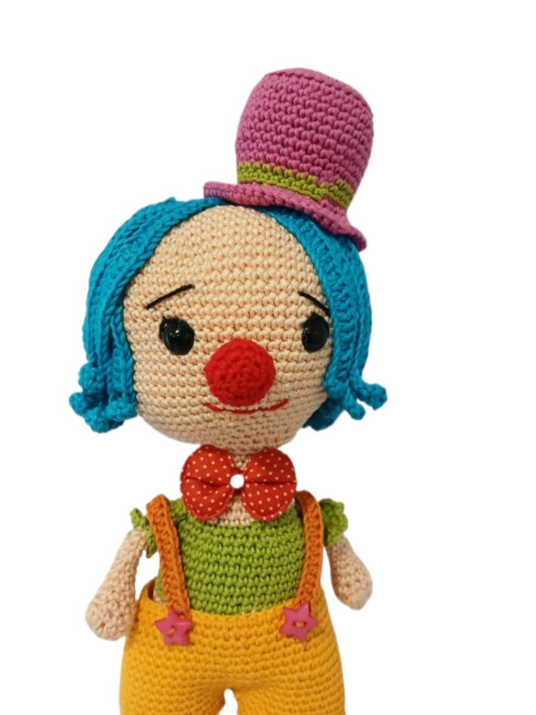 Peluche payaso hecho a mano a ganchillo (amigurumi). - Imagen 2