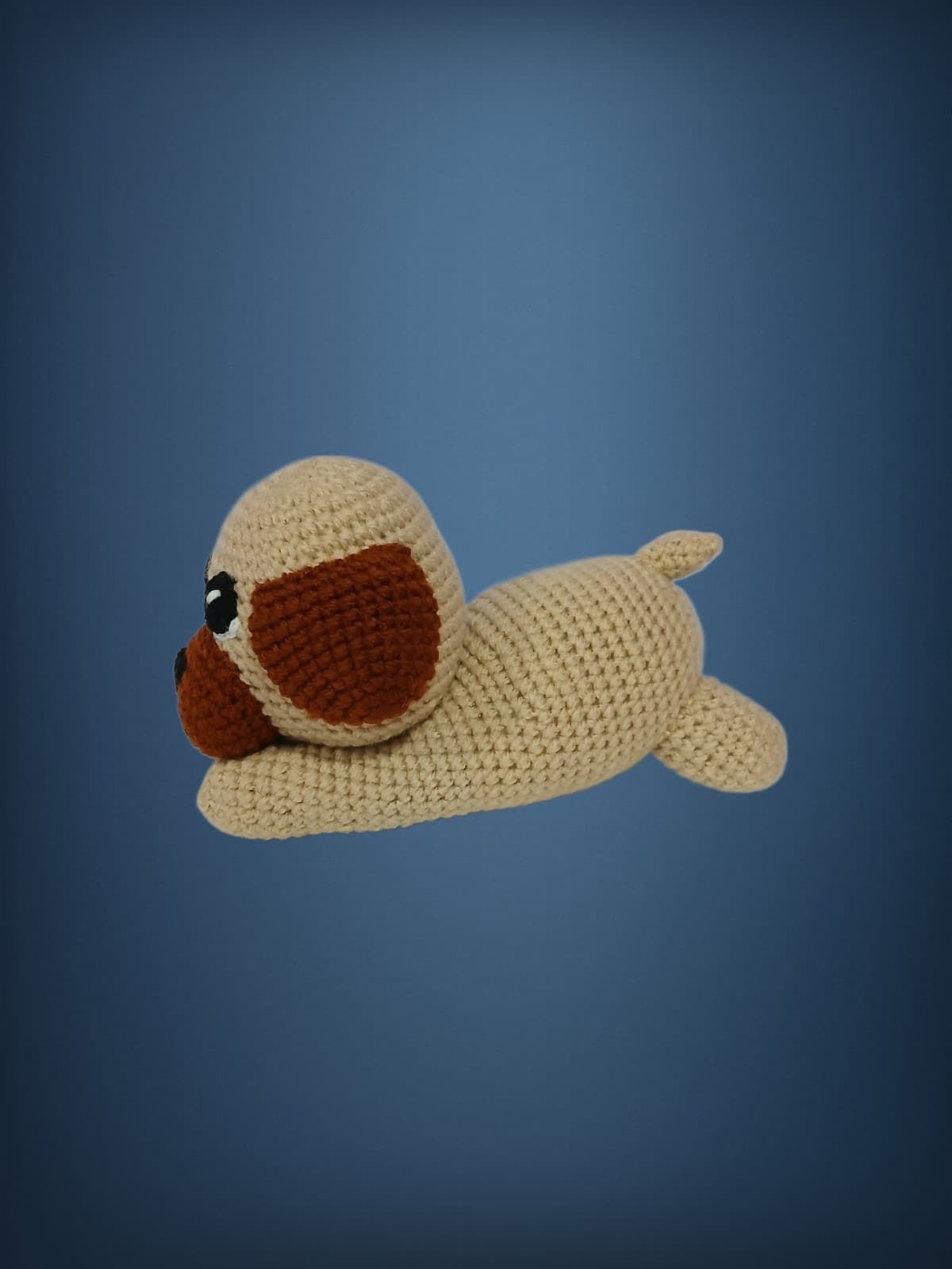 Peluche perro acostado hecho a mano a ganchillo (amigurumi). - Imagen 2