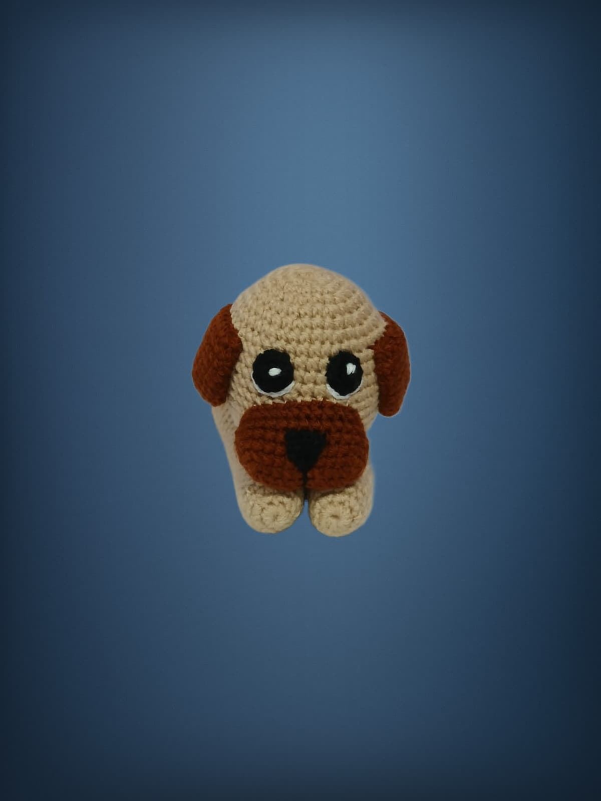 Peluche perro acostado hecho a mano a ganchillo (amigurumi). - Imagen 3