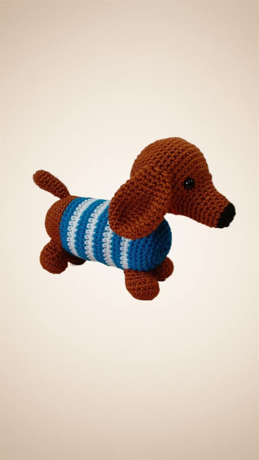 Peluche perro salchicha con jersey azul hecho a mano a ganchillo (amigurumi). - Imagen 1