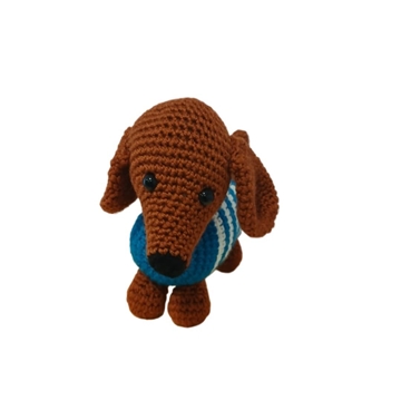 Peluche perro salchicha con jersey azul hecho a mano a ganchillo (amigurumi). - Imagen 1