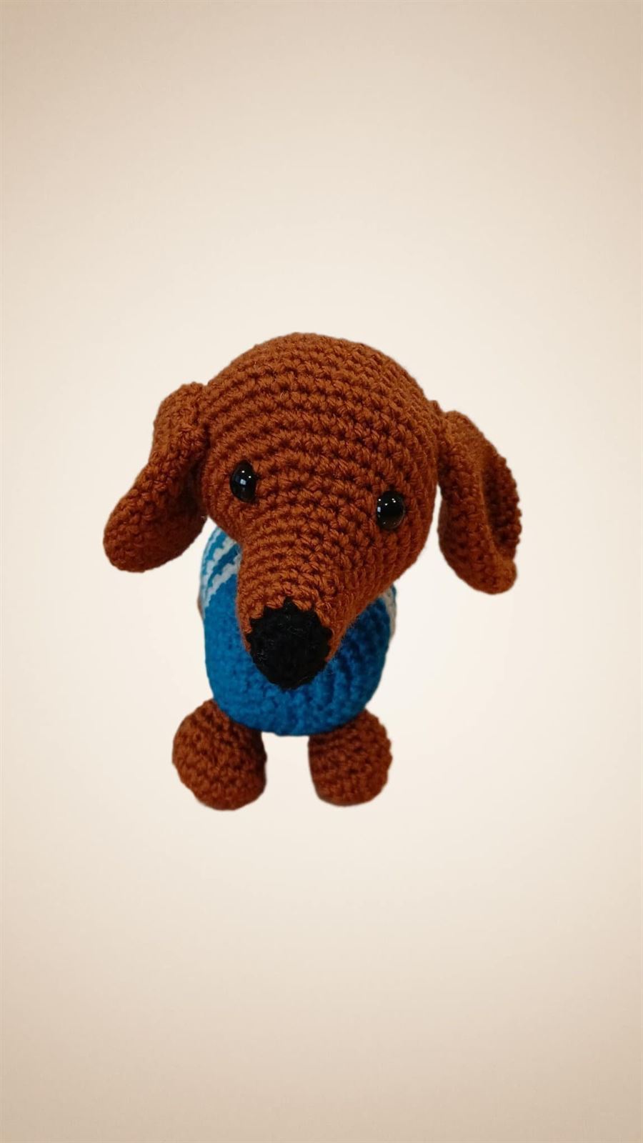 Peluche perro salchicha con jersey azul hecho a mano a ganchillo (amigurumi). - Imagen 2