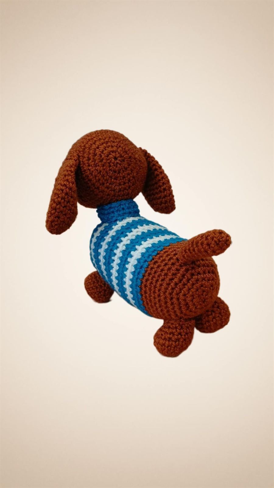 Peluche perro salchicha con jersey azul hecho a mano a ganchillo (amigurumi). - Imagen 3