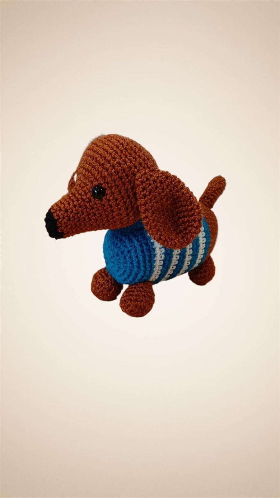 Peluche perro salchicha con jersey azul hecho a mano a ganchillo (amigurumi). - Imagen 4