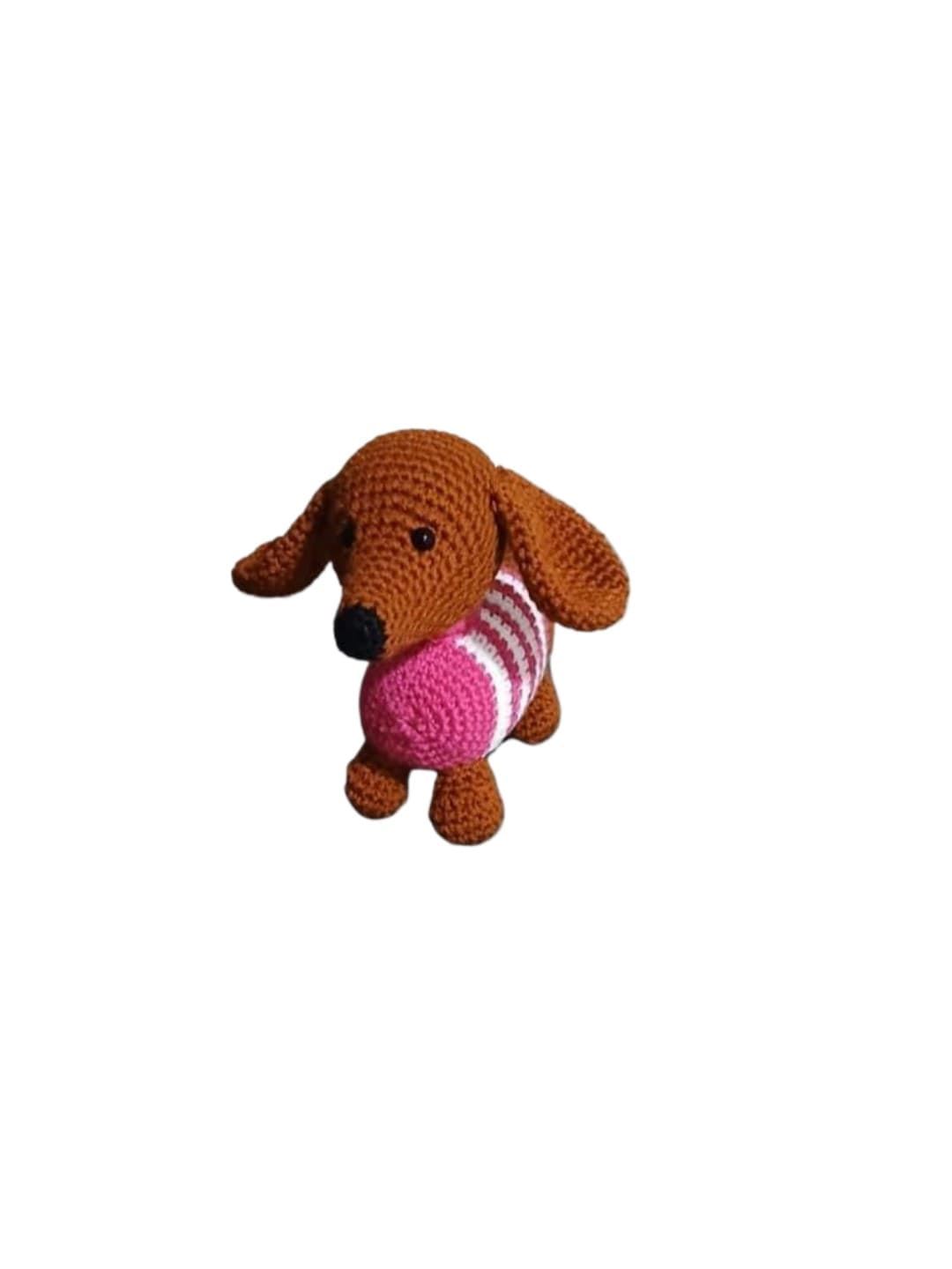 Peluche perro salchicha con jersey rosa hecho a mano a ganchillo (amigurumi). - Imagen 1