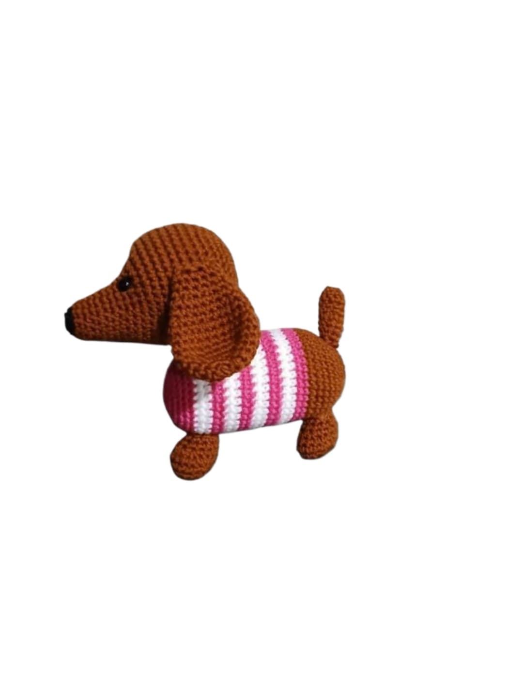 Peluche perro salchicha con jersey rosa hecho a mano a ganchillo (amigurumi). - Imagen 3