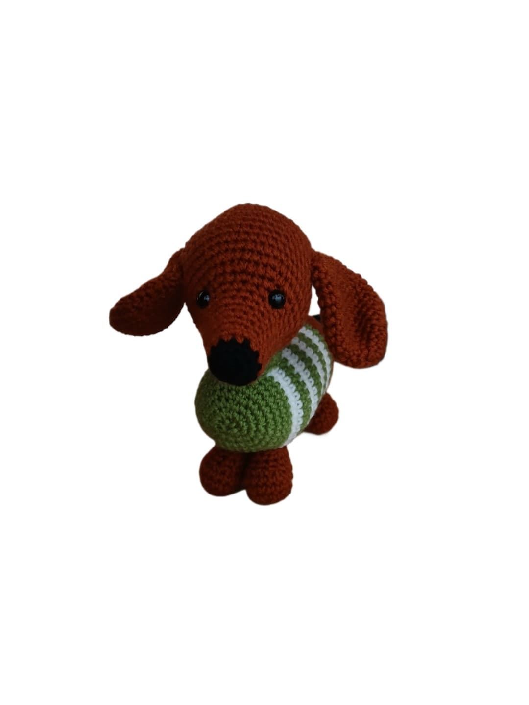 Peluche perro salchicha con jersey verde hecho a mano a ganchillo (amigurumi). - Imagen 1