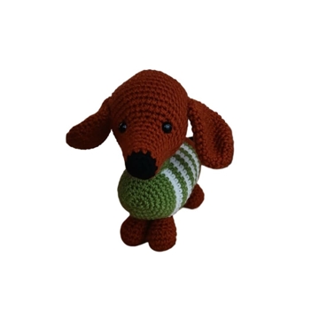 Peluche perro salchicha con jersey verde hecho a mano a ganchillo (amigurumi). - Imagen 1