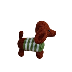 Peluche perro salchicha con jersey verde hecho a mano a ganchillo (amigurumi). - Imagen 2