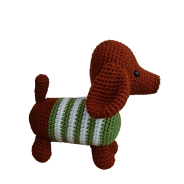 Peluche perro salchicha con jersey verde hecho a mano a ganchillo (amigurumi). - Imagen 2