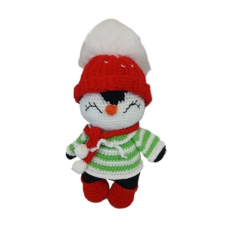 Peluche pingüino navideño hecho a mano a ganchillo (amigurumi). - Imagen 1