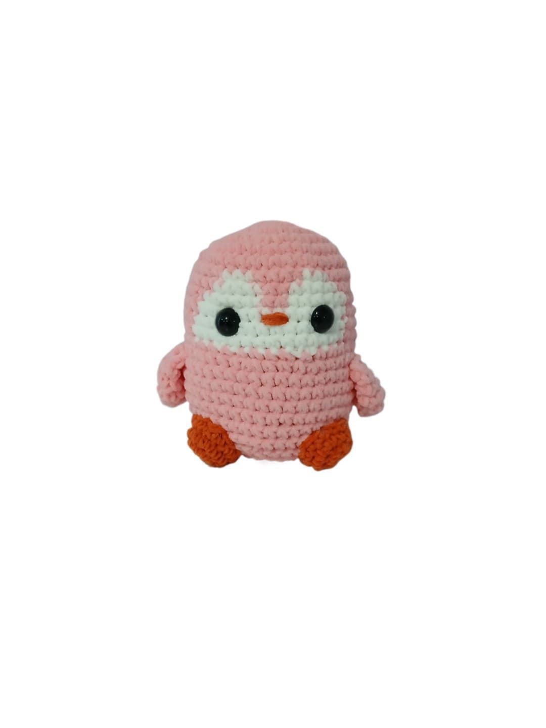 Peluche pingüino rosa en lana chenille hecho a mano a ganchillo (amigurumi). - Imagen 1