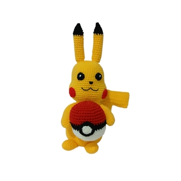 Peluche pokemon pikachu con pokeball hecho a mano a ganchillo (amigurumi). - Imagen 1