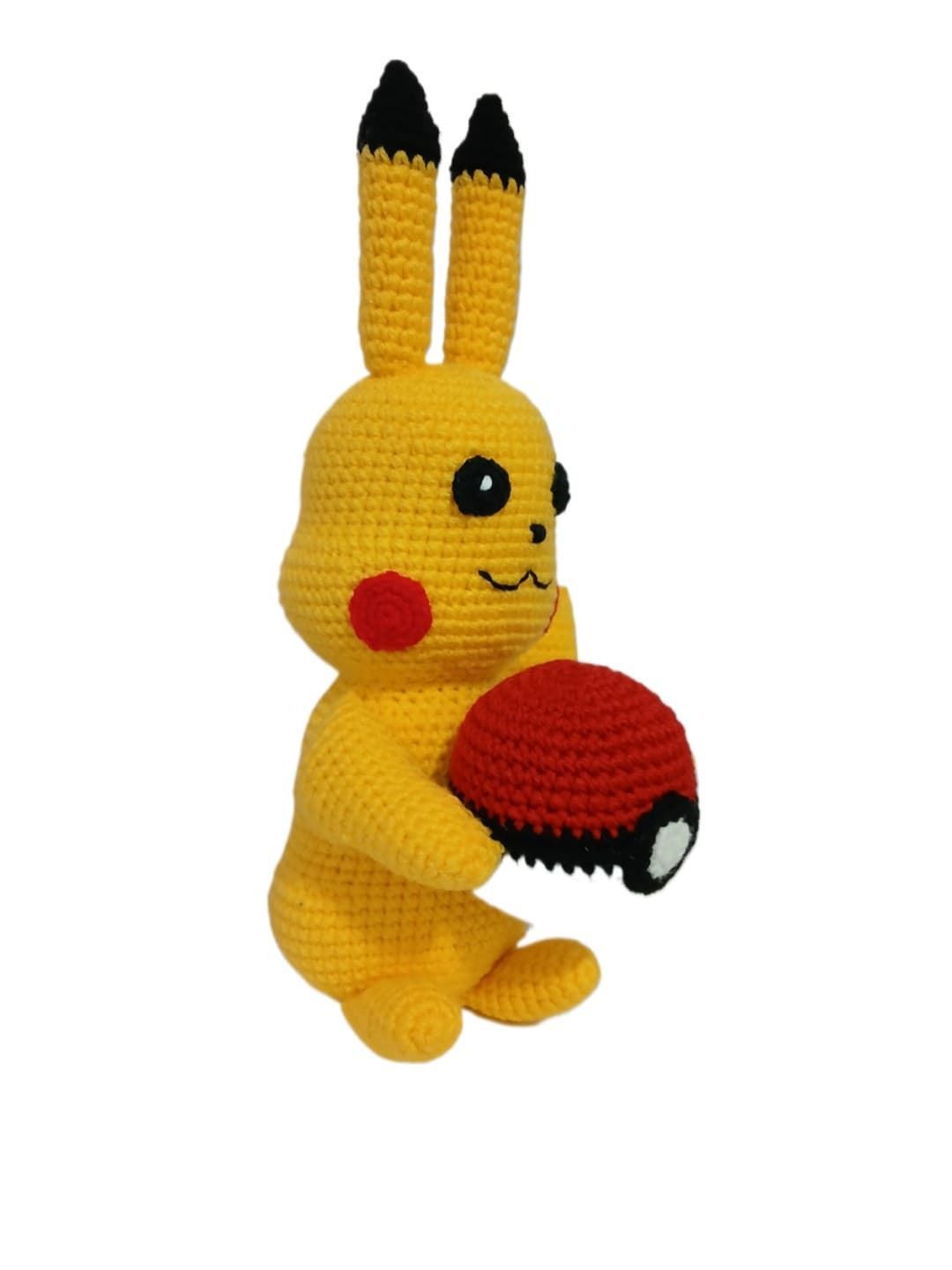 Peluche pokemon pikachu con pokeball hecho a mano a ganchillo (amigurumi). - Imagen 2
