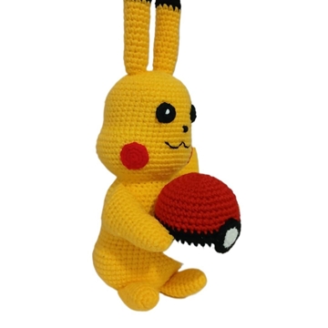 Peluche pokemon pikachu con pokeball hecho a mano a ganchillo (amigurumi). - Imagen 2