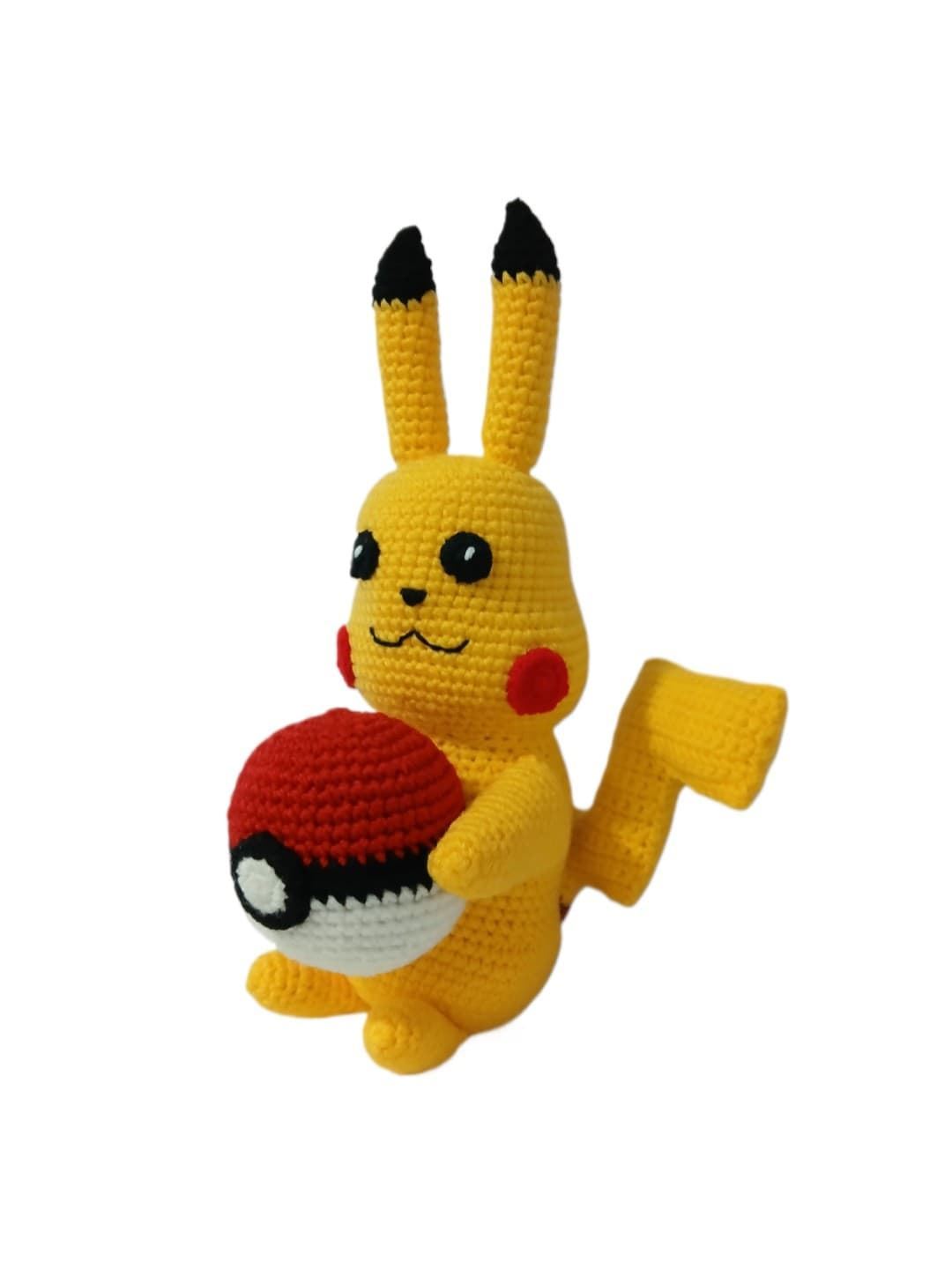 Peluche pokemon pikachu con pokeball hecho a mano a ganchillo (amigurumi). - Imagen 3