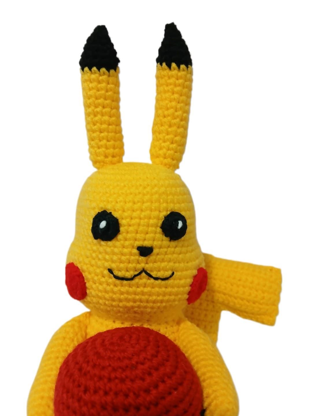 Peluche pokemon pikachu con pokeball hecho a mano a ganchillo (amigurumi). - Imagen 4