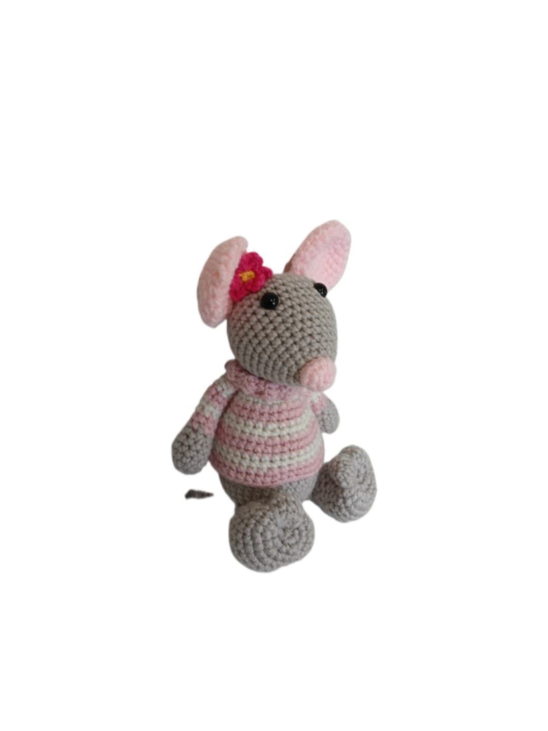 Peluche ratón con jersey rosa hecho a mano a ganchillo (amigurumi). - Imagen 3