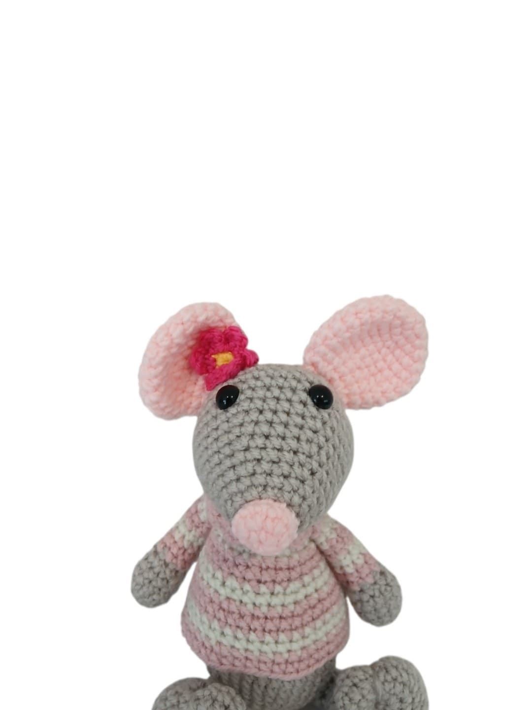 Peluche ratón con jersey rosa hecho a mano a ganchillo (amigurumi). - Imagen 4