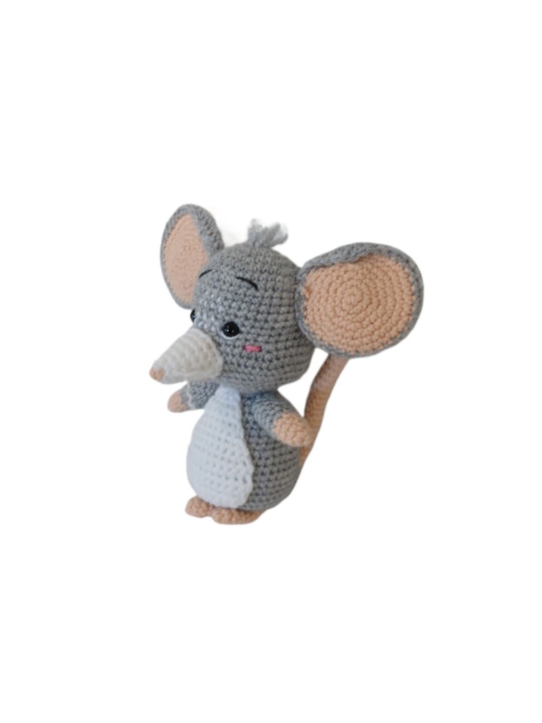 Peluche ratón con vestido rosa fucsia hecha a mano a ganchillo (amigurumi). - Imagen 3
