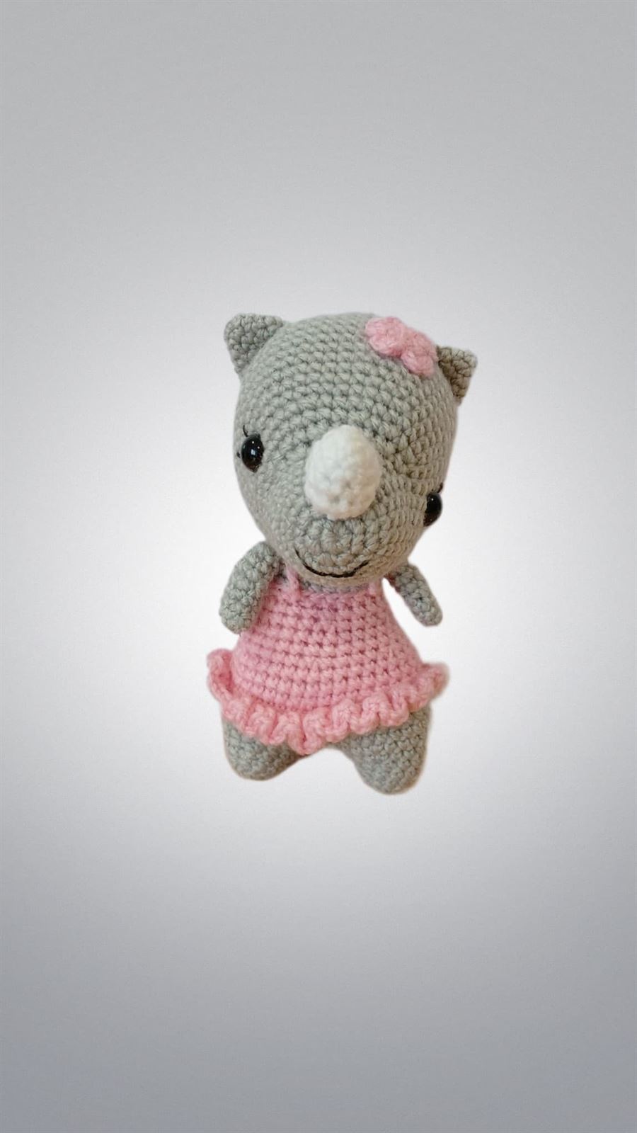 Peluche rinoceronte con vestido hecho a mano a ganchillo (amigurumi). - Imagen 1