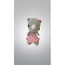 Peluche rinoceronte con vestido hecho a mano a ganchillo (amigurumi). - Imagen 1