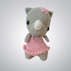 Peluche rinoceronte con vestido hecho a mano a ganchillo (amigurumi). - Imagen 1