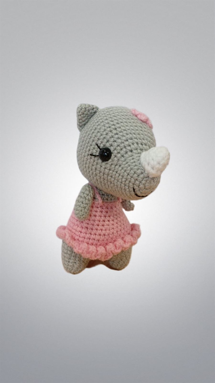 Peluche rinoceronte con vestido hecho a mano a ganchillo (amigurumi). - Imagen 2